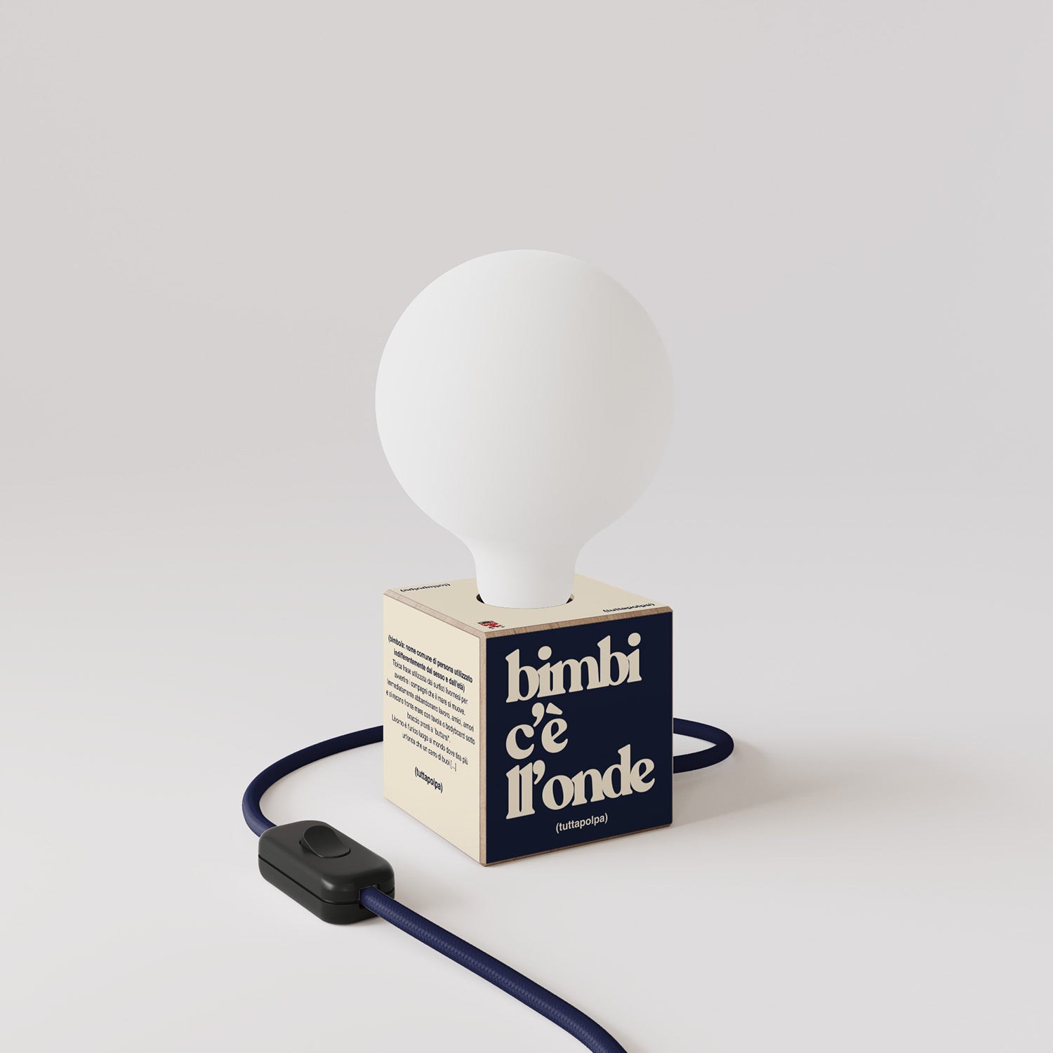 Lampada da tavolo Cubetto "Bimbi c’è l’onde" con lampadina globo effetto porcellana - Tuttapolpa